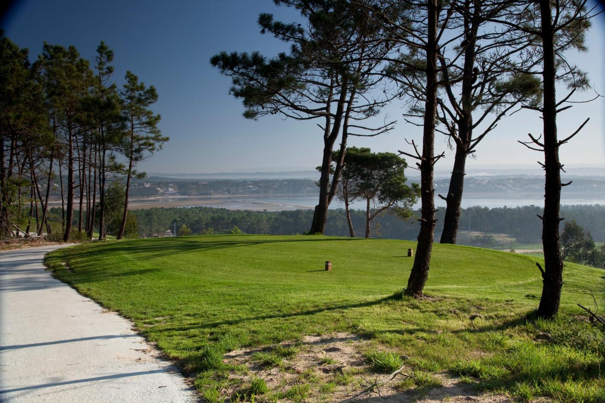Royal Obidos Scenic Resort 프라이아델레이 외부 사진 The view from the top of the hill